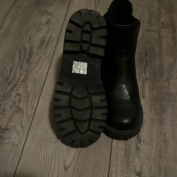 Black, size 7.5 brand is Unr8ed. - Picture 4 of 4